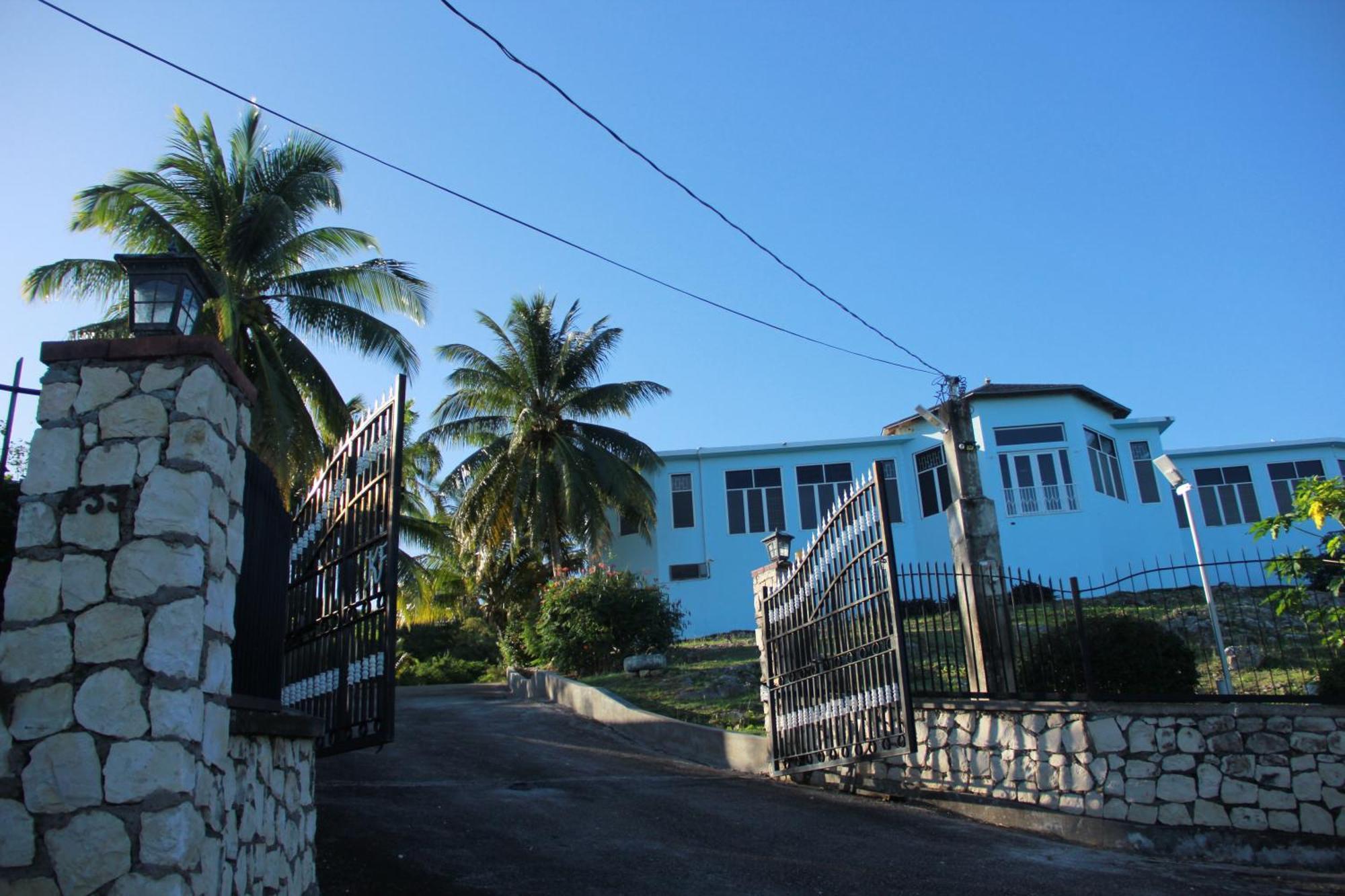 Sunshine Lodge: Your Home Away From Home Montego Bay Exterior photo