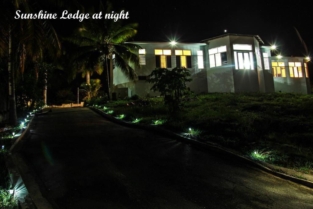 Sunshine Lodge: Your Home Away From Home Montego Bay Exterior photo