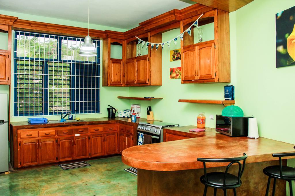 Sunshine Lodge: Your Home Away From Home Montego Bay Exterior photo