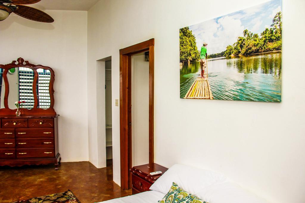 Sunshine Lodge: Your Home Away From Home Montego Bay Exterior photo