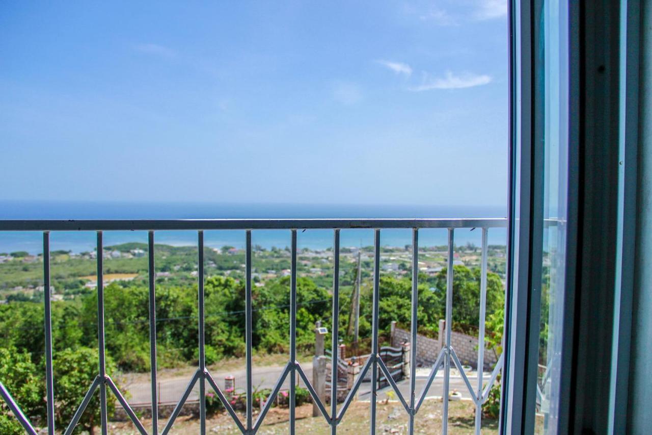 Sunshine Lodge: Your Home Away From Home Montego Bay Exterior photo