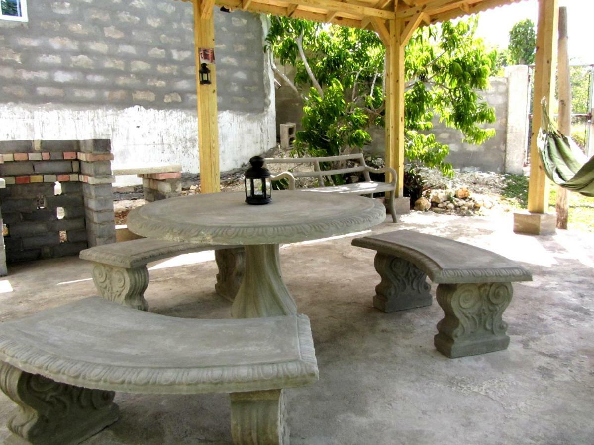 Sunshine Lodge: Your Home Away From Home Montego Bay Exterior photo